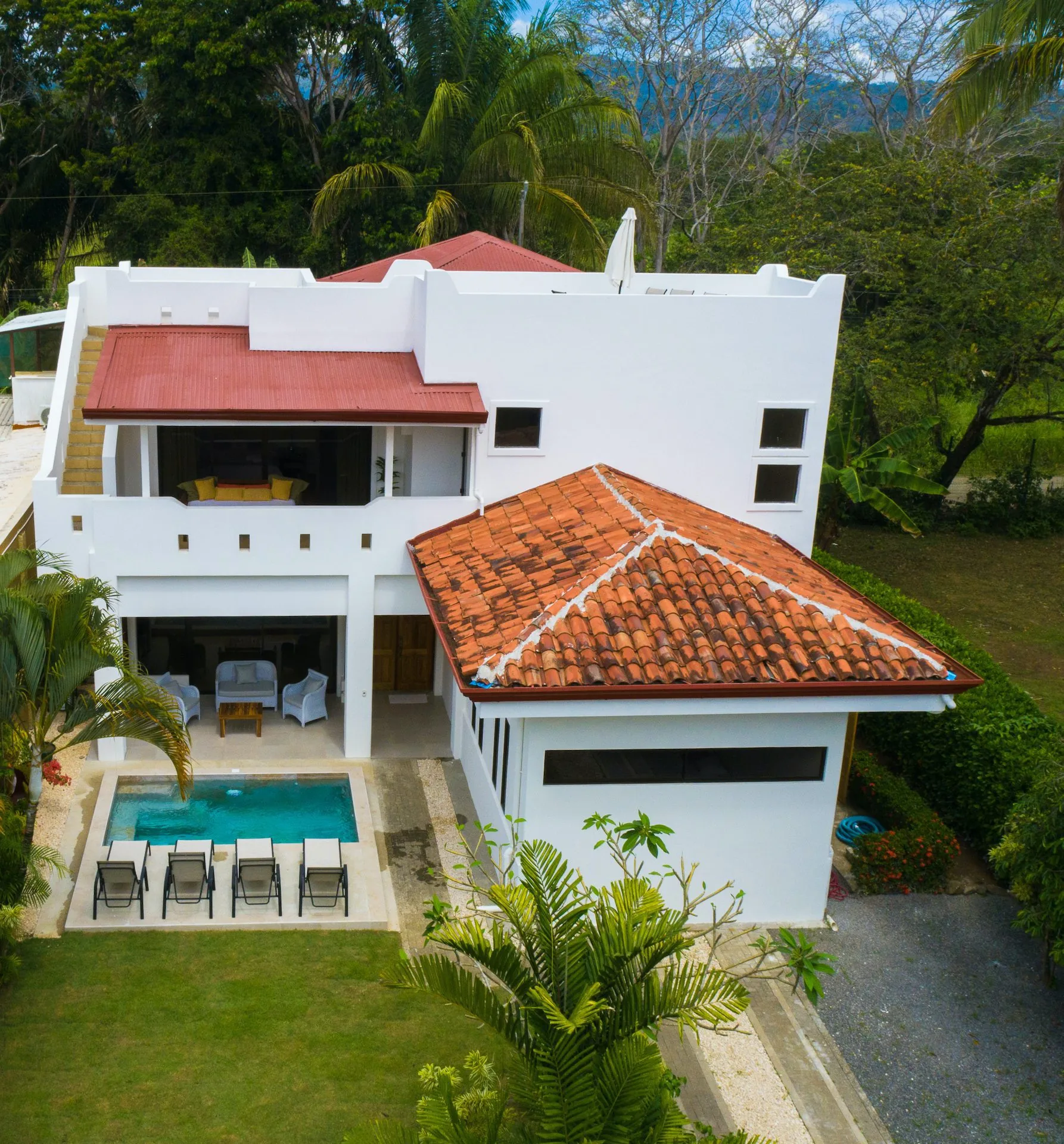Vista aérea de una villa con piscina en Playa Hermosa