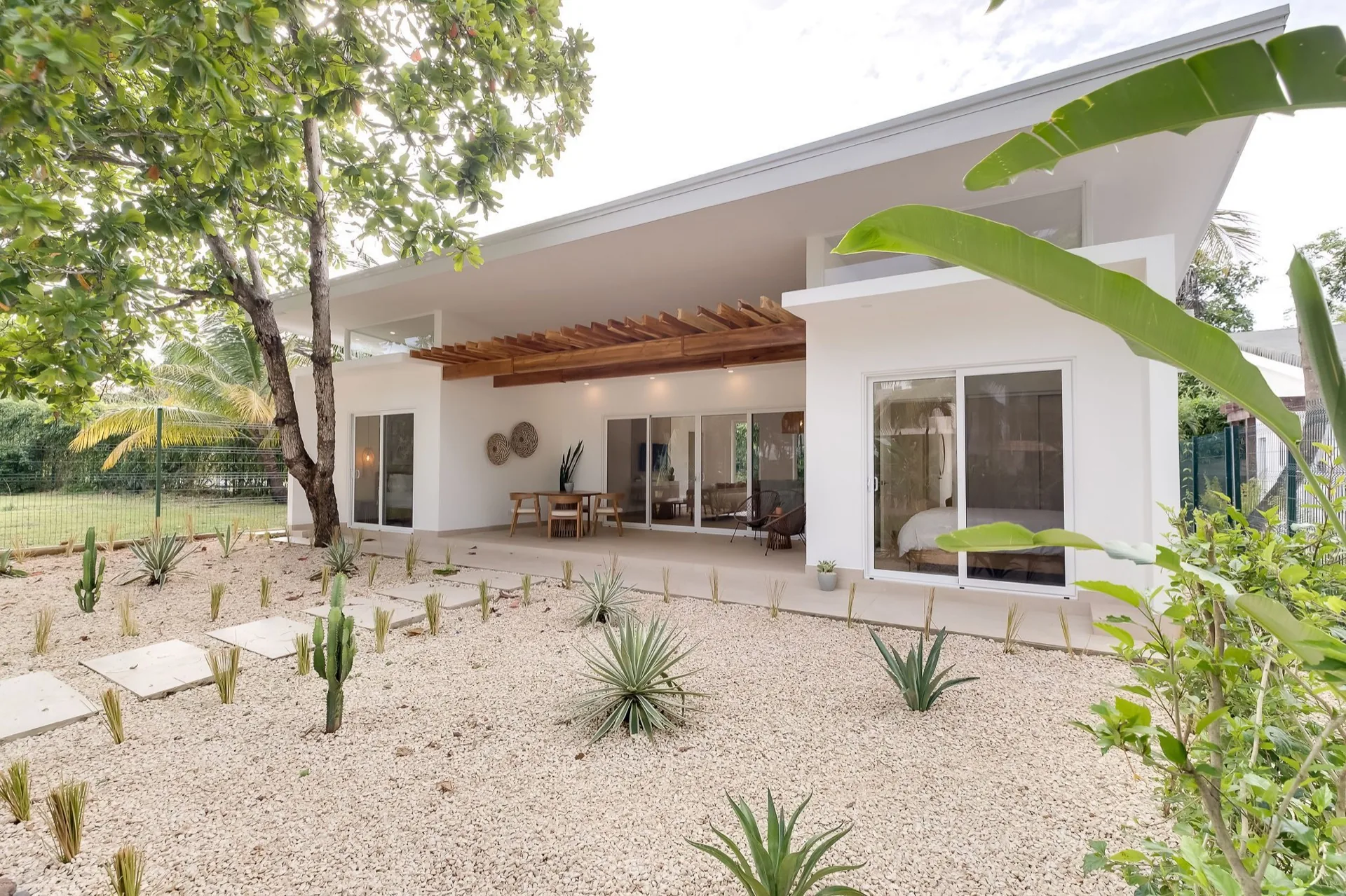 Villa contemporánea de líneas blancas con jardín