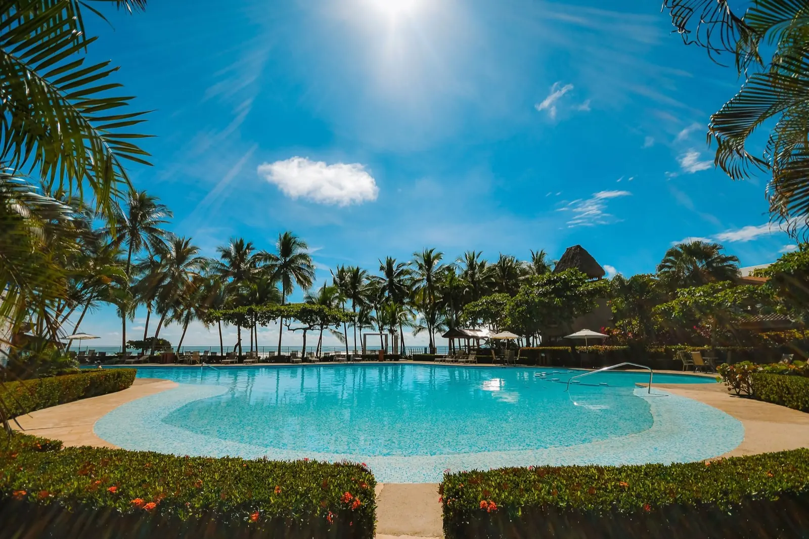 HERMOSA PALMS-Steps to the beach-Private Pool