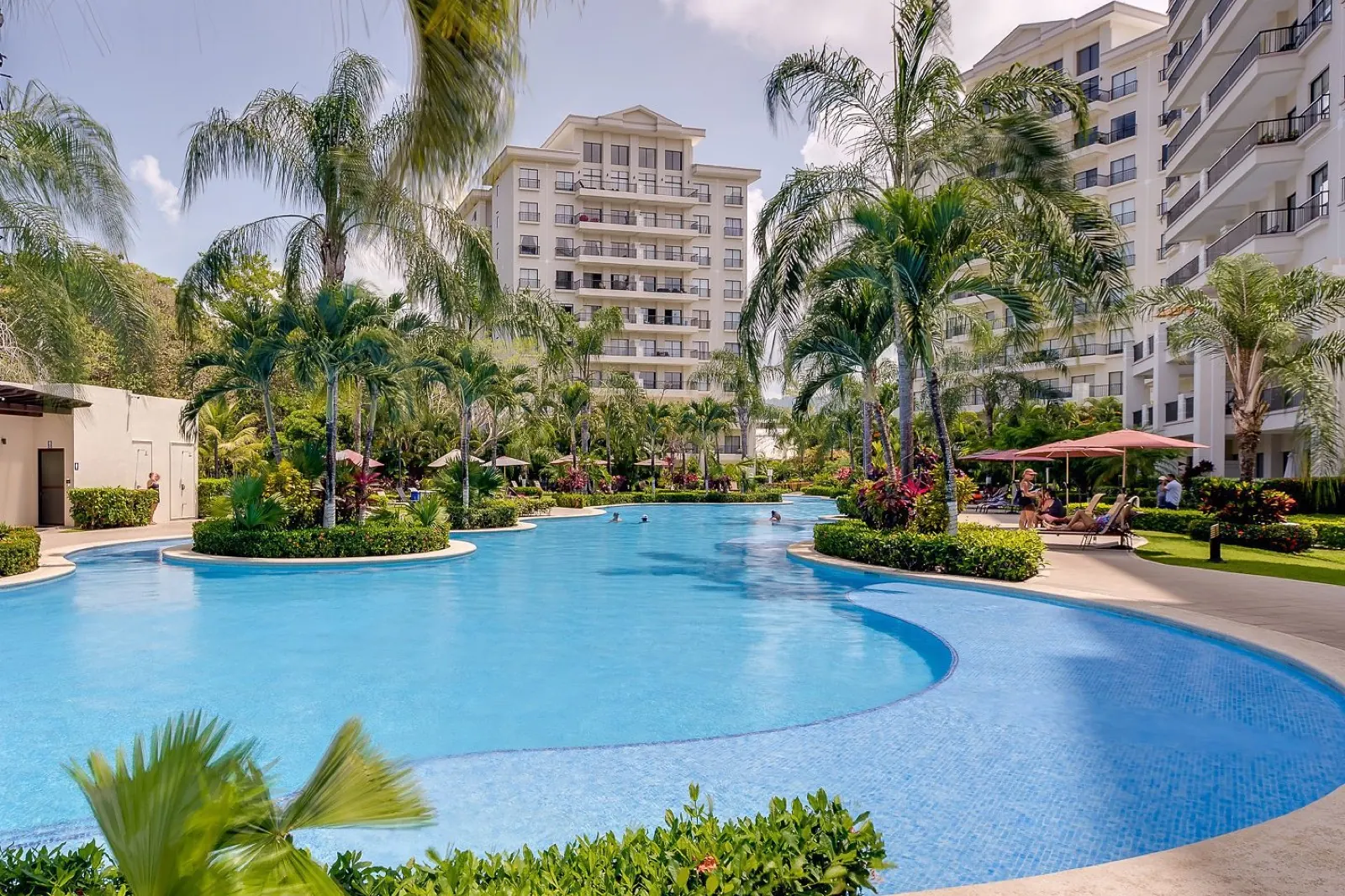 Spacious stylish condo, pool, patio & nature view, Jaco Beach