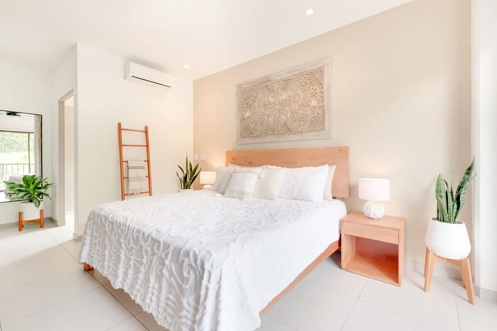 Spacious stylish condo, pool, patio & nature view, Jaco Beach