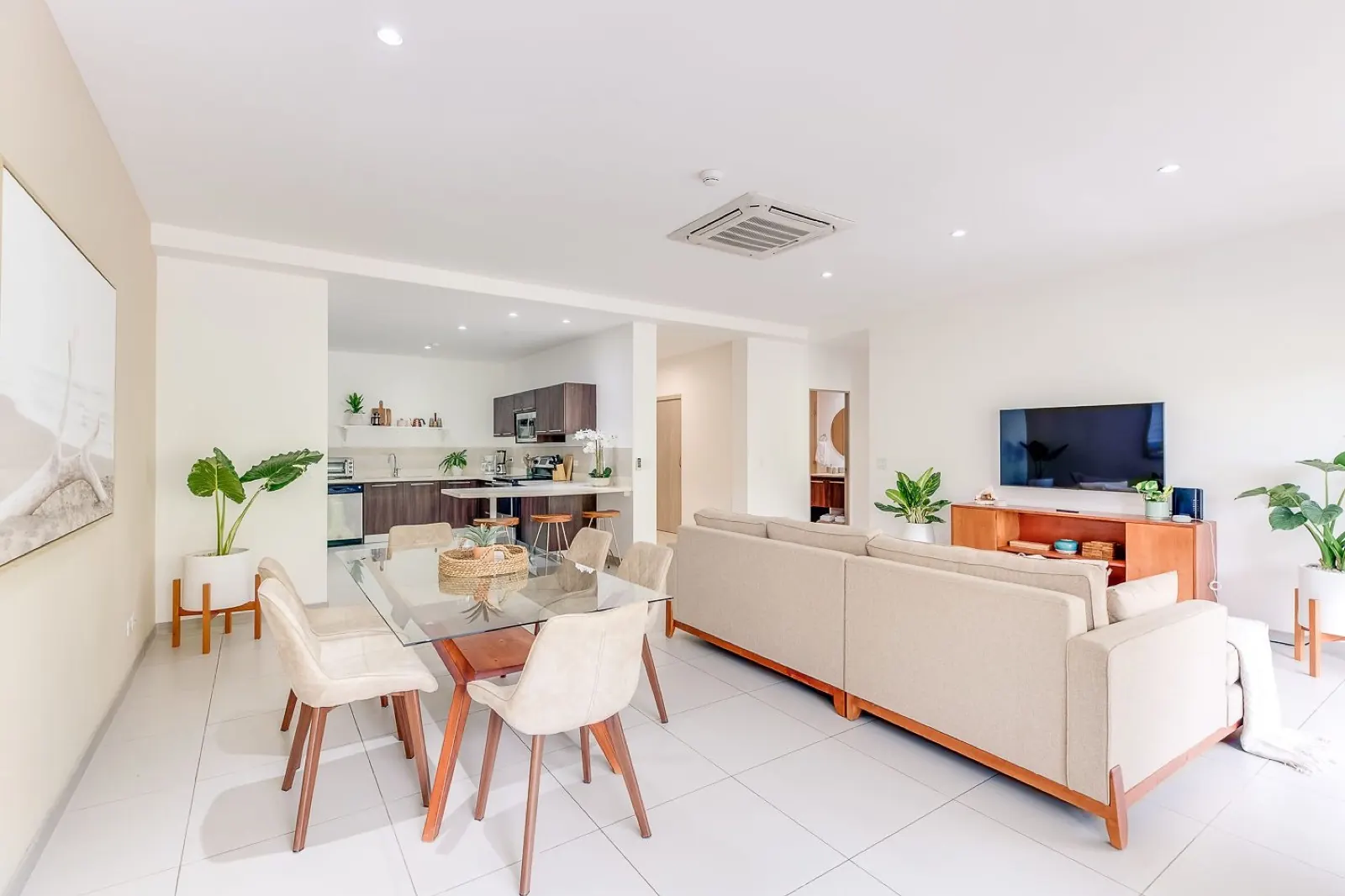 Spacious stylish condo, pool, patio & nature view, Jaco Beach